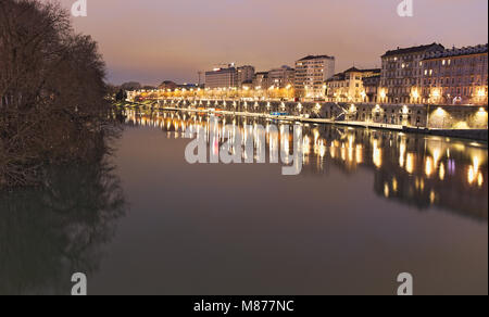 Po Fluss entlang Torino Stadt in der Nähe Murazzi Docks bei Nacht fließt, Italien Stockfoto