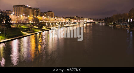 Po Fluss entlang Torino Stadt in der Nähe Murazzi Docks bei Nacht fließt, Italien Stockfoto