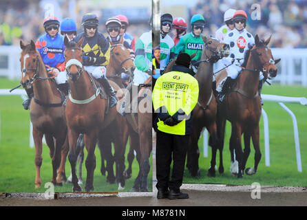 Ein Mitglied der Veranstaltung Personal vor den Toren während der St Patrick's Donnerstag der Cheltenham Festival 2018 in Cheltenham Racecourse. Stockfoto