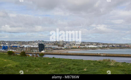 Blick nach Norden von Torry, über Aberdeen Hafen und die Stadt selbst, mit dem Fluss Dee und Hafeneinfahrt im Vordergrund. Stockfoto