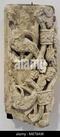 Arch Segment mit Drachen und menschlichen Kopf. Köln, Ca. 1200-1230. Fragment aus einem Portal. Schnütgen Museum. Köln, Deutschland. Stockfoto