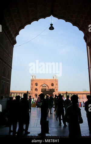 Blick in den Innenhof von der Innenseite der Jama Masjid Moschee nach Freitag Gebet, Old Delhi, Indien Stockfoto