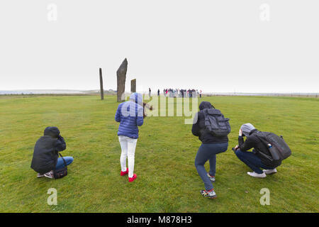 Touristen am Steine von Stenness, Orkney Stockfoto