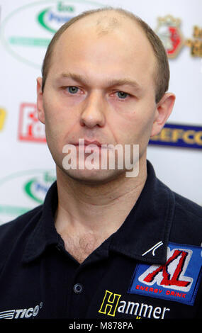 Warschau, Pommern/Ostsee/Polen - 2006/11/21: Fiodor Lapin - Trainer von Krzysztof Diablo Wlodarczyk, professioneller Boxer in der Pressekonferenz vor dem IBF Cruiserwei Stockfoto