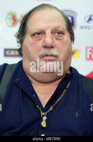 Warschau, Pommern/Ostsee/Polen - 2006/11/21: Richie Giachetti - Trainer von Steven Ormain Cunningham, professioneller Boxer in der Pressekonferenz vor dem IBF Cruiserwe Stockfoto