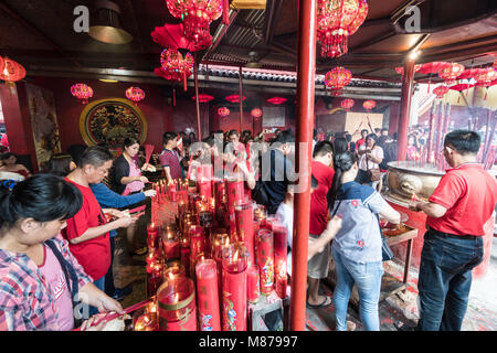 Jakarta, Indonesien - 16. Februar 2018: die Menschen das chinesische Neujahr in der Jin De Yuan Tempel in Glodok, Jakartas Chinatown feiern. Die Stadt halten eine Signi Stockfoto