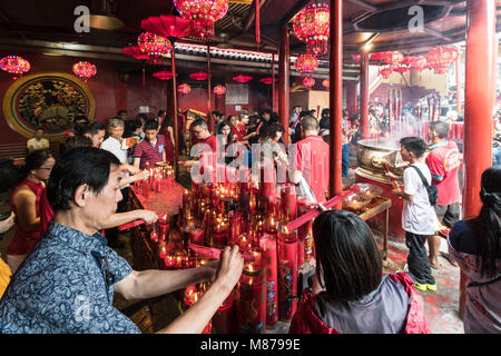 Jakarta, Indonesien - 16. Februar 2018: die Menschen das chinesische Neujahr in der Jin De Yuan Tempel in Glodok, Jakartas Chinatown feiern. Die Stadt halten eine Signi Stockfoto