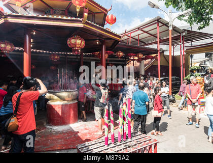 Jakarta, Indonesien - 16. Februar 2018: die Menschen das chinesische Neujahr in der Jin De Yuan Tempel in Glodok, Jakartas Chinatown feiern. Die Stadt halten eine Signi Stockfoto