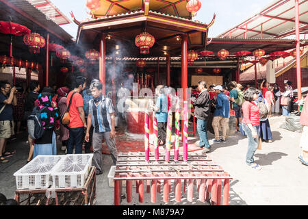 Jakarta, Indonesien - 16. Februar 2018: die Menschen das chinesische Neujahr in der Jin De Yuan Tempel in Glodok, Jakartas Chinatown feiern. Die Stadt halten eine Signi Stockfoto