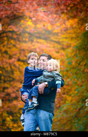 Vater mit seinen Söhnen im Herbst Park, South Australia Stockfoto