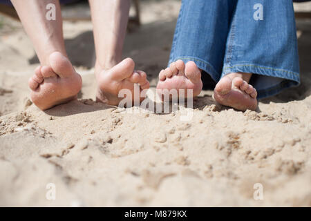 Die Füße im Sand im Urlaub Stockfoto