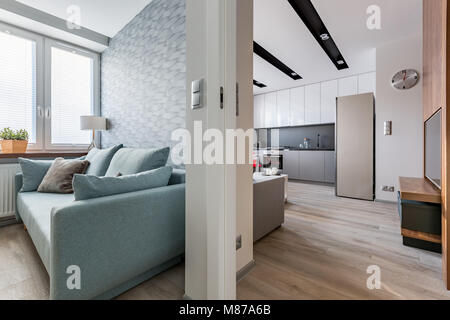 Modernes Apartment mit modernen Sofa und helle, geräumige Küche Stockfoto