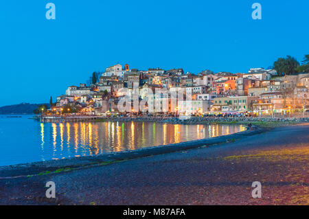 Juiz de Fora, Italien - Die Bracciano See bei Sonnenuntergang von der alten Stadt am Wasser. Provinz Rom, Italien Stockfoto