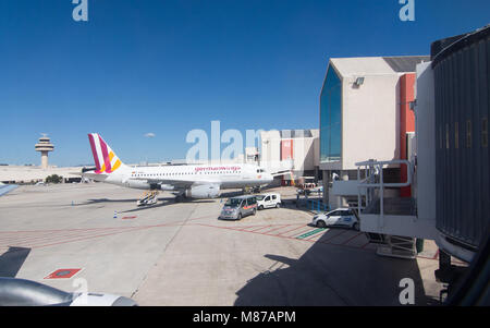 MALLORCA, Balearen, SPANIEN - 14 April 2016: der Flughafen Palma Asphalt vor dem Start am 14. April 2016 in Mallorca, Balearen, Spanien. Stockfoto