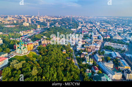 Luftaufnahme des Heiligen Andreas Kirche und Andriyivskyy Abstieg, Stadtbild von podil. Kiew, Ukraine Stockfoto