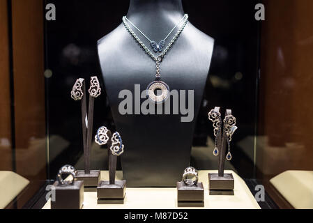 Vielzahl von Schmuck im Schaufenster. Ringe, Armbänder, Ohrringe und Halsketten auf steht zum Verkauf. Stockfoto