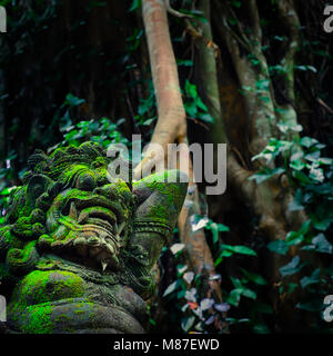 Steinerne Statue des Barong Lion Guardian vor der balinesischen hinduistischen Tempel. Traditionelle Kultur Mythologie in Bali, Indonesien Stockfoto