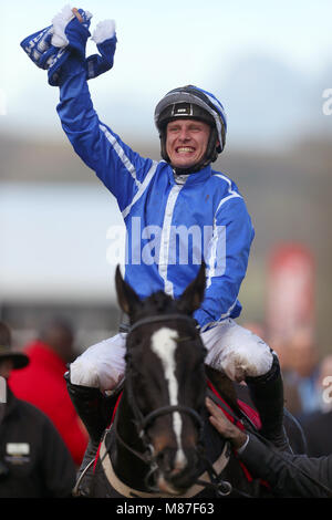 Jockey Paul Townend feiert die Sonne gewinnen Wetten Slayers Hurdle Race mit Penhill während der St Patrick's Donnerstag der Cheltenham Festival 2018 in Cheltenham Racecourse. Stockfoto