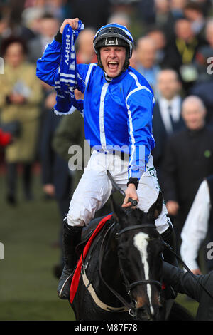 Jockey Paul Townend feiert die Sonne gewinnen Wetten Slayers Hurdle Race mit Penhill während der St Patrick's Donnerstag der Cheltenham Festival 2018 in Cheltenham Racecourse. Stockfoto