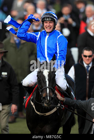 Jockey Paul Townend feiert die Sonne gewinnen Wetten Slayers Hurdle Race mit Penhill während der St Patrick's Donnerstag der Cheltenham Festival 2018 in Cheltenham Racecourse. Stockfoto