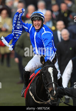 Jockey Paul Townend feiert die Sonne gewinnen Wetten Slayers Hurdle Race mit Penhill während der St Patrick's Donnerstag der Cheltenham Festival 2018 in Cheltenham Racecourse. Stockfoto