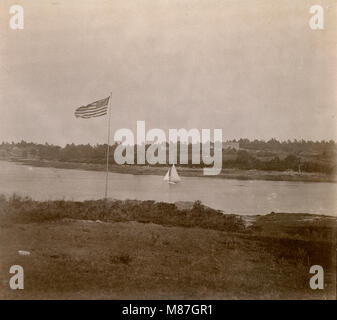 Antike ca. 1905 Foto, 45-star Flag und Segelboot in der Sasanoa River. Die Lage ist in oder in der Nähe von riggsville (jetzt Robinhood), Maine in der Sagadahoc County, USA. Stockfoto