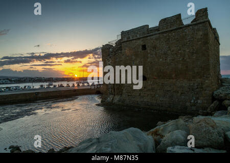 Sonnenaufgang in Paphos Schloss, am Rande des Hafens von Paphos, Zypern Stockfoto