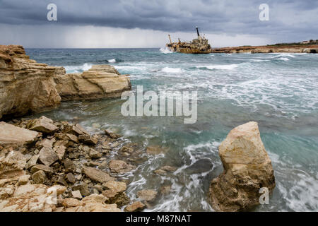 Schiffbruch der Edro III bei Seacaves, einem Gebiet von außergewöhnlicher natürlicher Schönheit in der Nähe von Coral Bay/Peiya, Zypern. Stockfoto