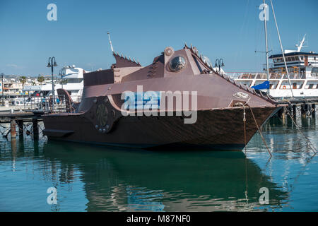 Der Unterwassersimulator Nautilus liegt im Hafen von Paphos, Zypern. Nachbildung des Schiffs Jules Vernes Nautilus aus 20.000 Leagues Under the Sea. Stockfoto
