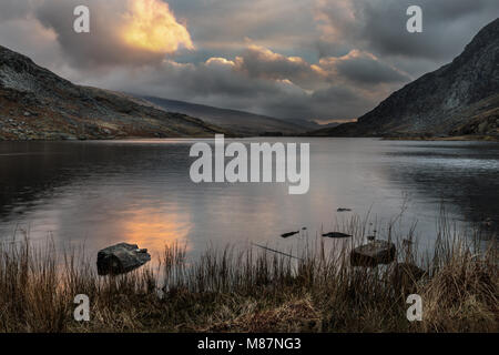 Sonnenaufgang am Llyn Ogwen, Snowdonia, North Wales, UK Stockfoto