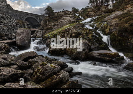 Ogwen fällt. Brücke Pont Pen y Benglog Wasserfall bei Snowdonia National Park, Ogwen, Gwynedd, Wales, Großbritannien Stockfoto