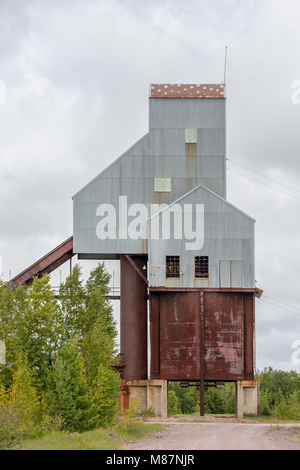 Verlassene Kupfermine mit Rock House Ruinen in vertikalen Frame angezeigt. Centennial #6 Mine in der Keweenaw Peninsula von Upper Michigan, einem Gebiet, bekannt als Stockfoto