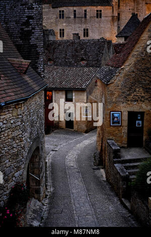 Die engen, gepflasterten Gassen von Beynac et Cazenac bei Dämmerung in der Dordogne Frankreich. Stockfoto