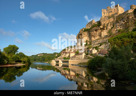 Die mittelalterliche Chateau de Beynac thront hoch auf die Kalkfelsen von Beynac et Cazenac auf der Dordogne, Dordogne Frankreich. Stockfoto