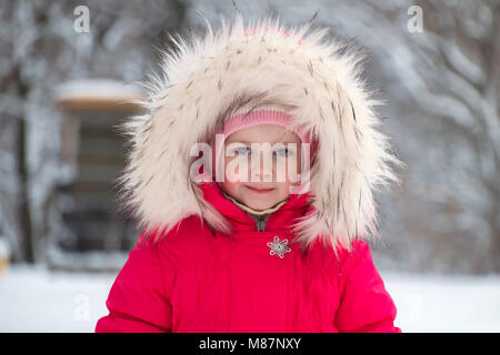 Kleine süße Mädchen in einem grossen Pelz Haube im Winter Stockfoto