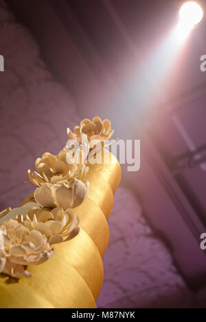 Hohe Hochzeitstorte auf Anzeige im Hotel Hochzeit erarbeiten Stockfoto