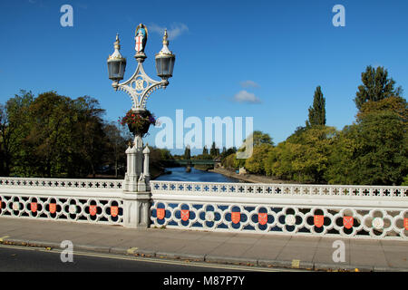 Gusseisen Lamp Post auf lendal Brücke, York, North Yorkshire, England, UK. Stockfoto