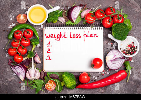 Frisches Bio-Gemüse, Kräutern und Gewürzen. Diät und gesunde Ernährung Konzept. Gemischter Salat, Tomaten, Brokkoli, Paprika, Knoblauch und Öffnen leer Notebook mit Stockfoto