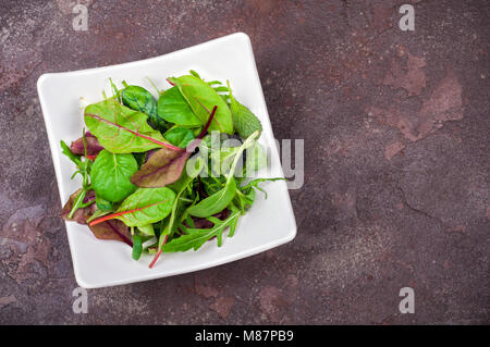 Frischer Salat mit Spinat, Rucola, Mangold, Salat. Gemischter Salat verlässt. Gesunde Ernährung und Diät Konzept. Platz kopieren Stockfoto