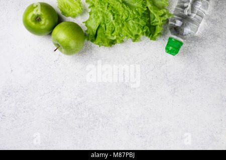 Das gesunde Essen. Grüner Apfel, Salat Salat Wasserflasche auf weißem Hintergrund mit kopieren. Diäten, abnehmen und Verlust Konzept wiegen Stockfoto