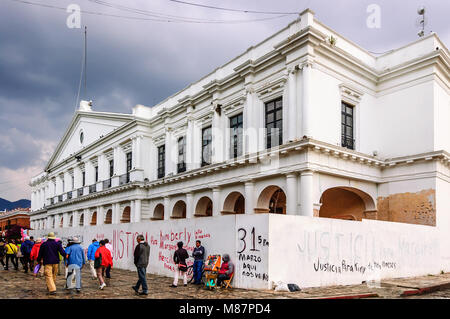 San Cristobal de las Casas, Mexiko - 24. März 2015: Außerhalb des Palacio Municipal home Rathaus auf der Plaza 31 de Marzo, San Cristobal de las Casas Stockfoto