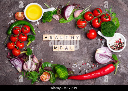 Frisches Bio-Gemüse, Olivenöl, Kräutern und Gewürzen. Gesundes Essen, gesunde Lebensweise und Ernährung Konzept. Gemischter Salat, Tomaten, Chili und Knoblauch auf Sto Stockfoto