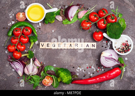 Frisches Bio-Gemüse, Olivenöl, Kräutern und Gewürzen. Vegetarisches Essen, gesund und Diät Konzept. Gemischter Salat, Tomaten, Paprika, Brokkoli und Knoblauch auf Stockfoto