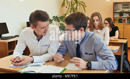 Die Schüler lernen im Unterricht an der Schule Schreibtisch Stockfoto