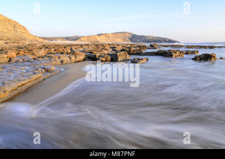 Wellen entlang der felsigen Küste von Dunraven Bay in der Nähe von Southerndown in South Wales, England Stockfoto