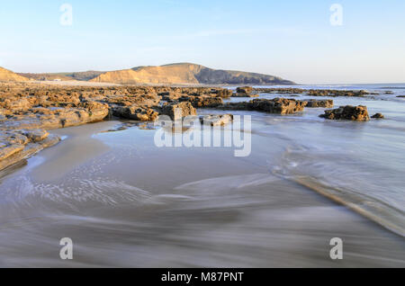 Wellen entlang der felsigen Küste von Dunraven Bay in der Nähe von Southerndown in South Wales, England Stockfoto