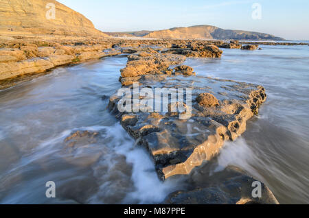 Sonnenuntergang über den felsigen Küstenlinie von Dunraven Bay, Southerdown in South Wales Stockfoto