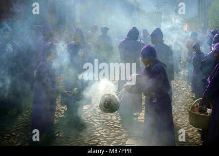 Guatemala, Antigua - März 3, 2013. Eine Straße ist mit dem Rauch von Weihrauch während der Prozession für Semana Santa, die Karwoche, in Antigua. (Foto: Gonzales Foto - Flemming Bo Jensen). Stockfoto