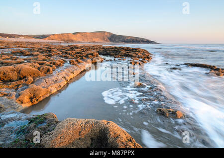 Wellen entlang der felsigen Küste von Dunraven Bay in der Nähe von Southerndown in South Wales, England Stockfoto