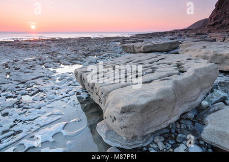 Sonnenuntergang über den felsigen Küstenlinie von Dunraven Bay, Southerdown in South Wales Stockfoto